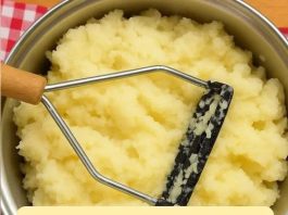 A well known chef’s tip: “Stop adding milk or water to your mashed potatoes. This ingredient makes them creamier than at the restaurant!”