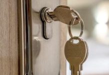 Why leaving the key in the door at night is an essential measure, according to this expert