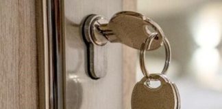 Why leaving the key in the door at night is an essential measure, according to this expert