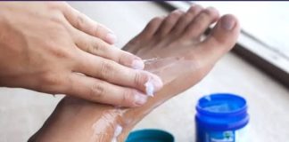 4 Benefits of Putting Vick Vaporub on Your Feet Before Bed