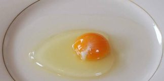 THE 3-SECOND KITCHEN HACK FOR FRESHNESS (HOW THE EGG FLOAT TEST REVEALS IF YOUR BREAKFAST IS ACTUALLY SAFE TO EAT)