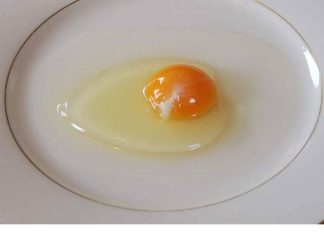 THE 3-SECOND KITCHEN HACK FOR FRESHNESS (HOW THE EGG FLOAT TEST REVEALS IF YOUR BREAKFAST IS ACTUALLY SAFE TO EAT)