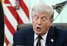 Trump shows his notes during press briefing as viewers try to see what it says