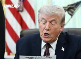 Trump shows his notes during press briefing as viewers try to see what it says