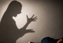 THE LINGERING SCARS: 8 PAINFUL THINGS ONLY SOMEONE RAISED BY AN EMOTIONALLY ABUSIVE MOM WILL UNDERSTAND